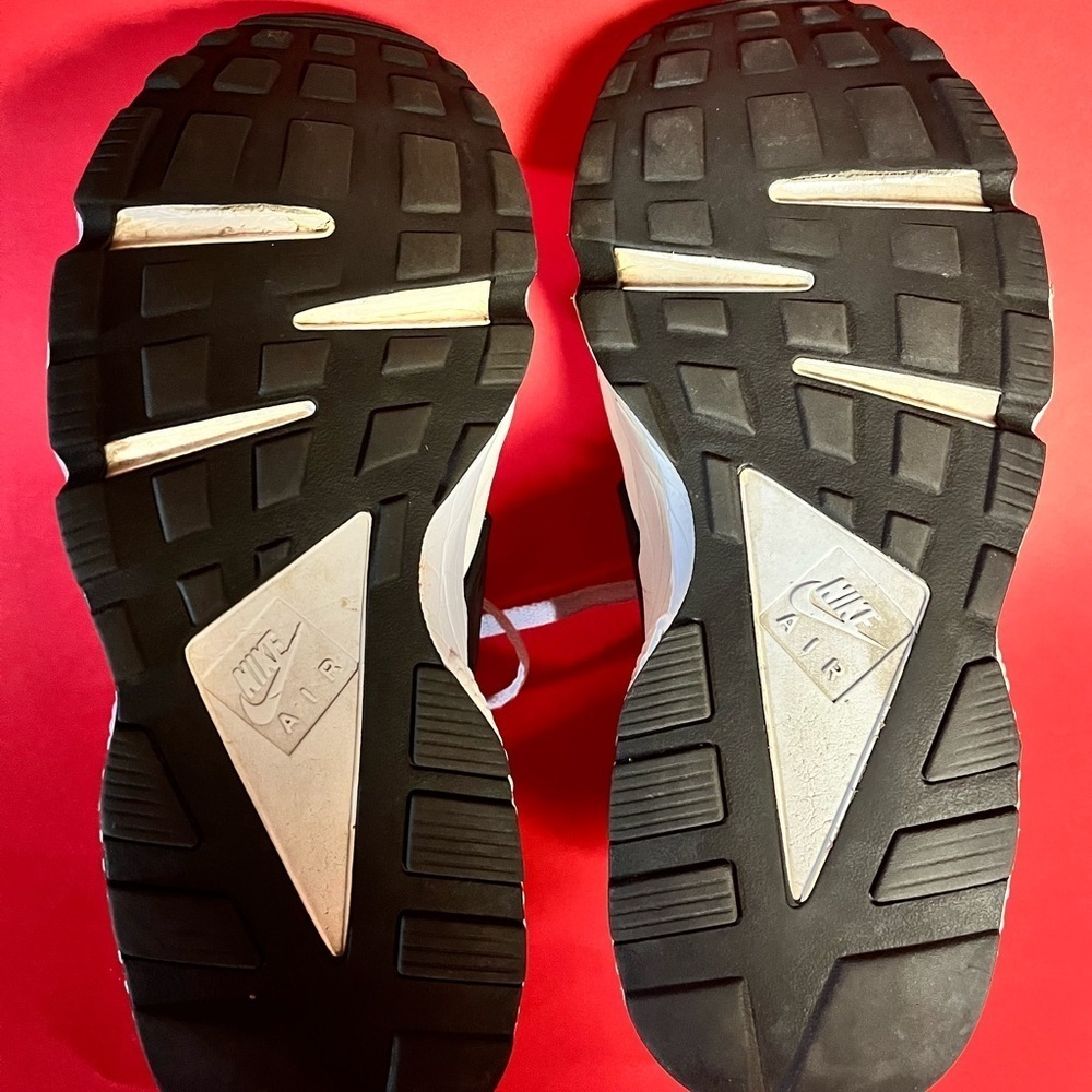 🔥Nike Huarache Black and White Shoes 🚨 - Picture 5 of 5
